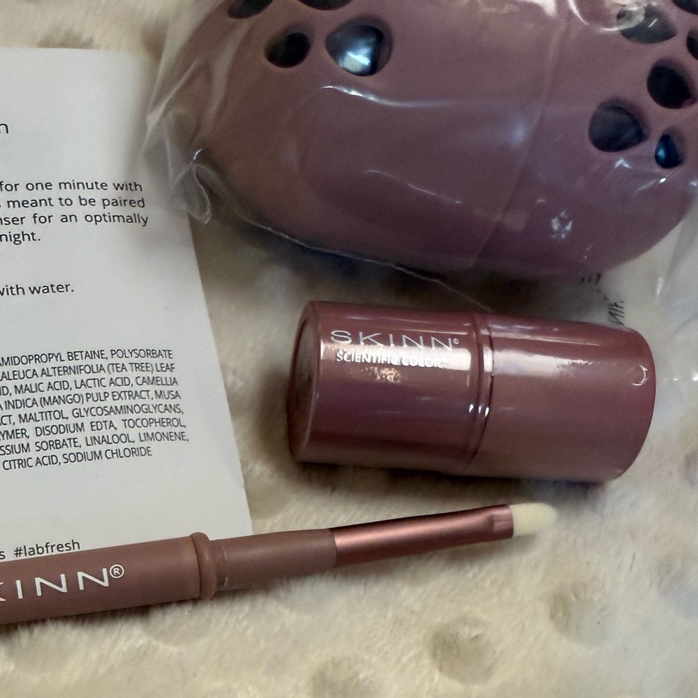 SKINN Green Tea + Mint Cleanser bundle gift set - Picture 4 of 13